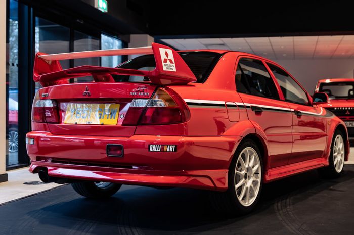 Tampak belakang Mitsubishi Lancer Evolution VI Tommi Makinen Edition (TME) yang dilelang Mitsubishi Inggris.