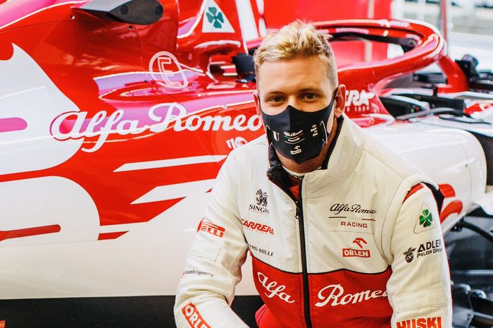 Mick Schumacher saat persiapan memulai debutnya di event resmi pada F1 Eifel 2020 bersama tim Alfa Romeo