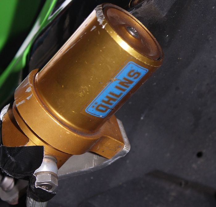 Suspensi belakang pakai Ohlins, pas race 2 dibikin lebih keras. Sesuai permintaan Fadly