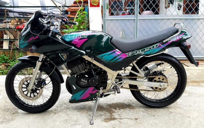 Suzuki RGR 150 Sprinter tampil dengan striping versi Malaysia