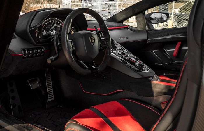 Tampilan interior modifikasi Lamborghini Aventador SVJ juga beraura Ferrari