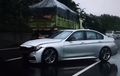 Sedan BMW Melintang di Tol, Airbagnya Mencuri Perhatian