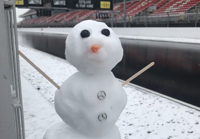Tim Mercedes sampai 'iseng' membuat manusia salju (dengan kancing logo Mercedes)