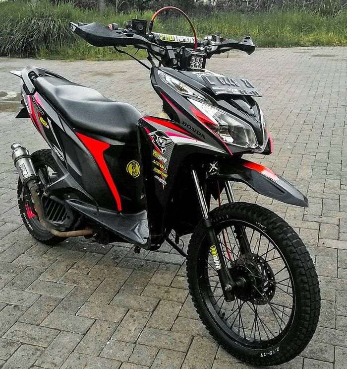 Vario 125 adventure lihat ban pacul dan suspensi tinggi di depan serta setang motor trail benar-benar bergaya adventure