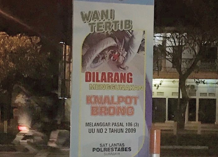 Spanduk perihal larangan knalpot brong di wilayah Polrestabes Surabaya
