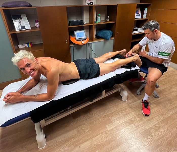 Alex Espargaro saat menjalani pemulihan kakinya menjelang MotoGP Austria 2022