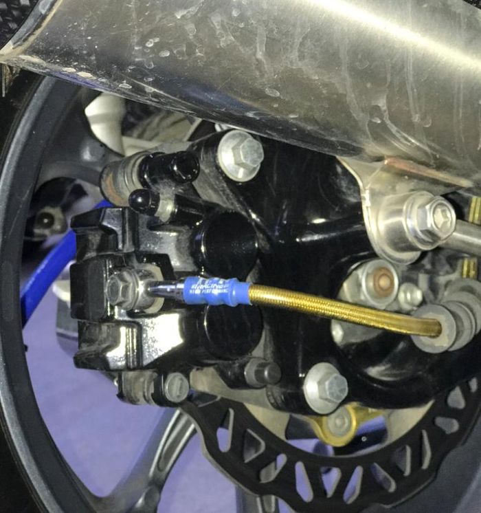 Kaliper depan Yamaha R15 terpasang di rem belakang Yamaha NMAX