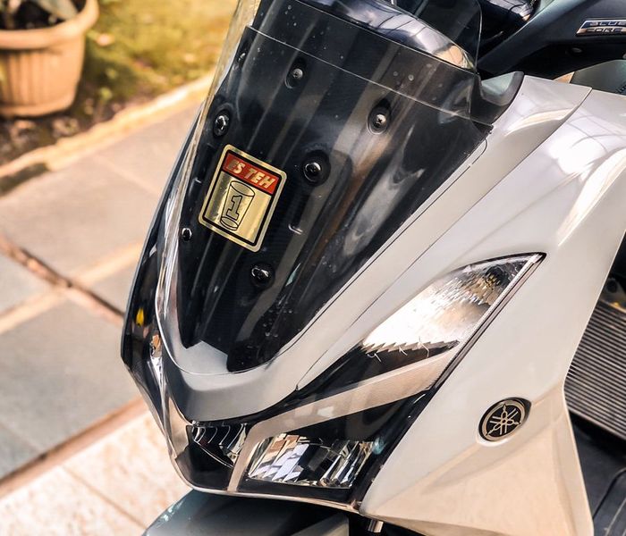 Headlamp dan stoplamp Yamaha Lexi custom black housing. Winshield bening