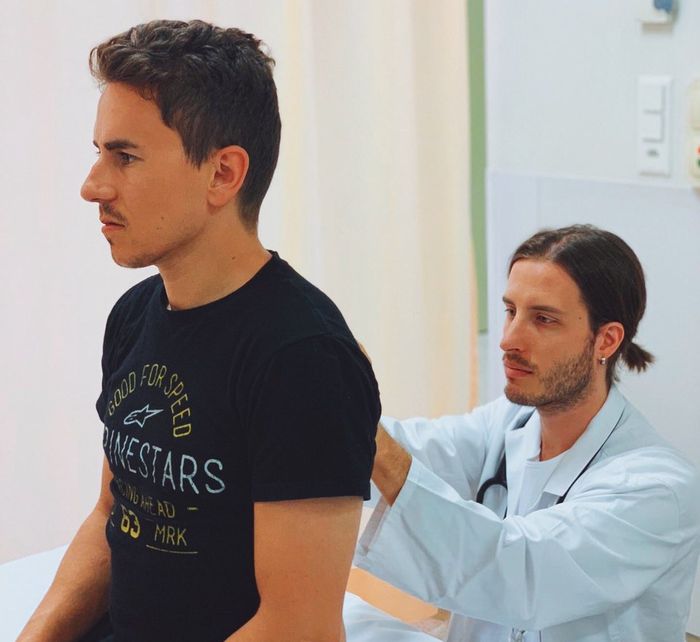 Jorge Lorenzo saat dalam pemulihan tulang belakangnya