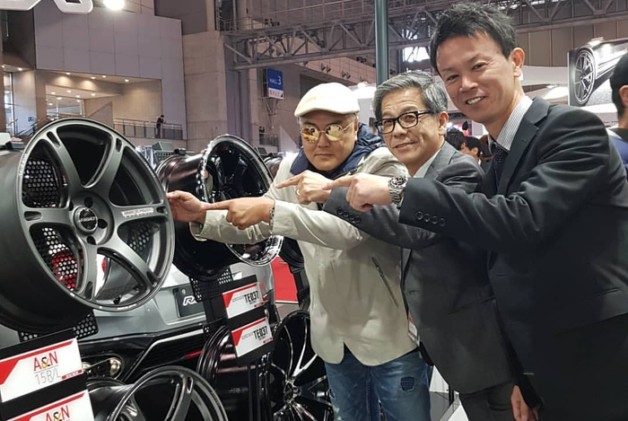 Wibowo Santosa, punggawa Permaisuri Ban, bersama petinggi Rays di Tokyo Auto Salon