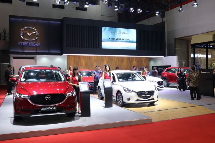 Booth Mazda saat pameran otomotif