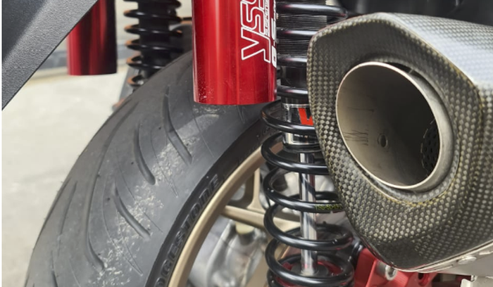 Knalpot seharga Honda BeAT menempel di Yamaha XMAX modifikasi ini.  