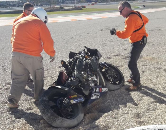 Motor YZR-M1 Valentino Rossi hancur berantakan, padahal sedang jajal mesin prototipe tahun depan