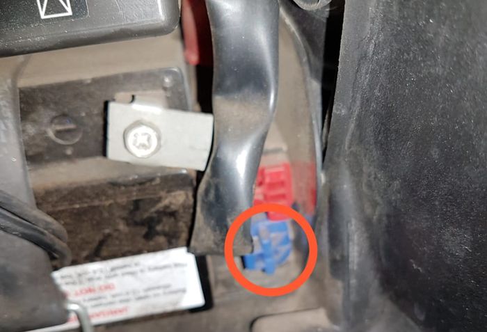 Soket berwarna biru buat mencolokan EM Connector di Honda PCX