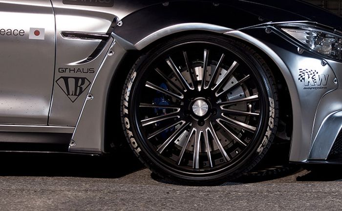 Pelek Savini di BMW M4 kelir perak