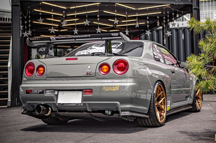 Tampilan belakang Nissan GT-R R34 pakai spoiler wing serat karbon