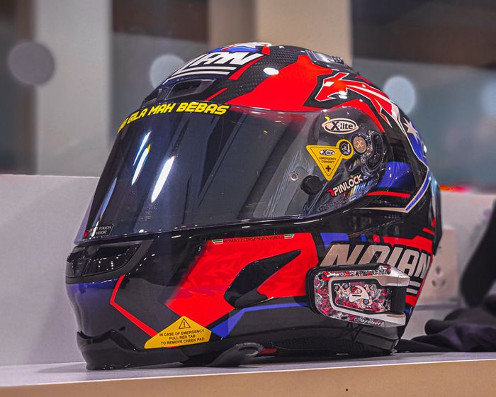 Helm milik Axel yang menjadi inspirasi livery di decal stiker Honda ADV 150 miliknya.