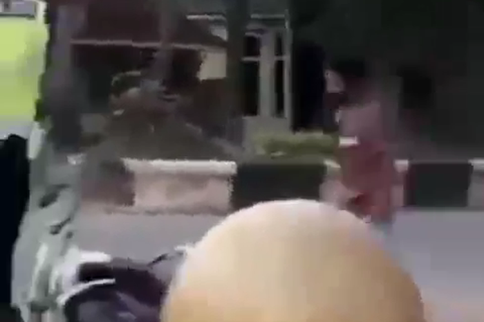 Viral video pengendara di bawah umur mengamuk sampai banti Honda BeAT gara-gara ditilang polisi.