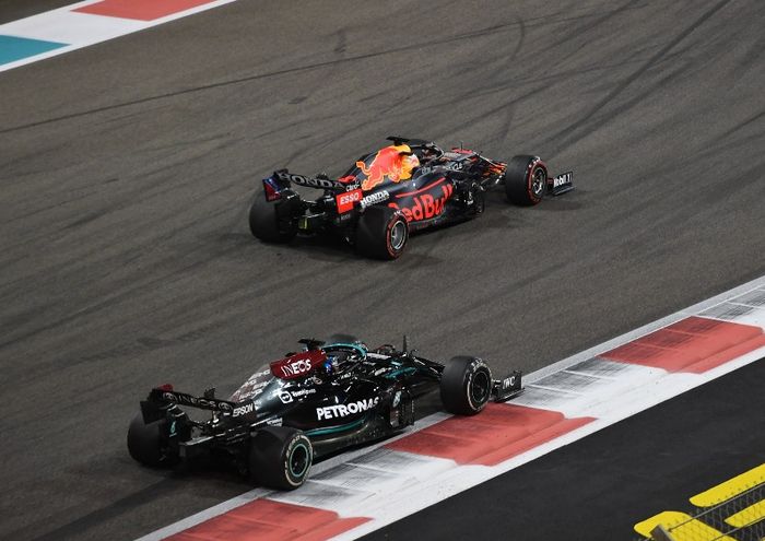 Max Verstappen memenangkan pertarungan dengan Lewis Hamilton di F1 Abu Dhabi 2021 dan tampil sebagai juara dunia F1 2021