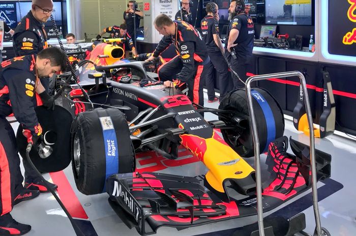Kru tim Red Bull saat mempersiapkan mobil RB14 milik Daniel Ricciardo di GP F1 Bahrain 2018