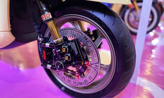 Suspensi depan upside down, rem dan pelek aslinya untuk NMAX, dipaksa masuk ke Fazzio. Harus ubah as komstir