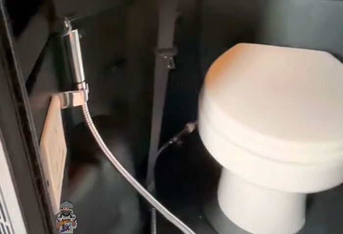 Toilet portabel terpasang di dalam kabin Toyota Fortuner baru
