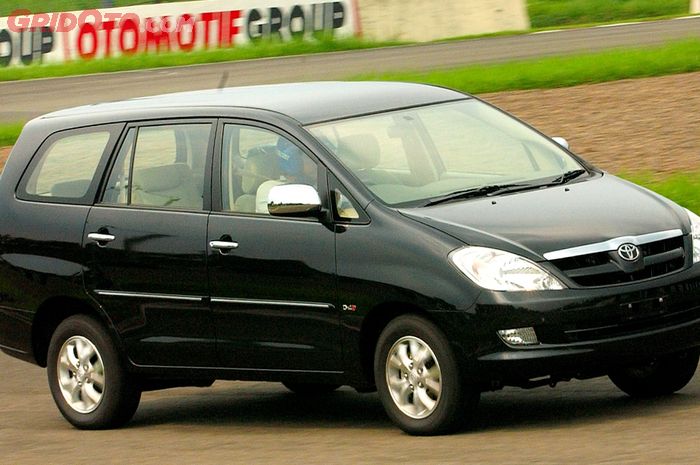 Mobil bekas Toyota Kijang Innova 2004                               