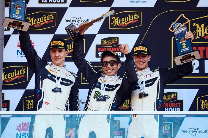 Valentino Rossi naik podium di Bathurst