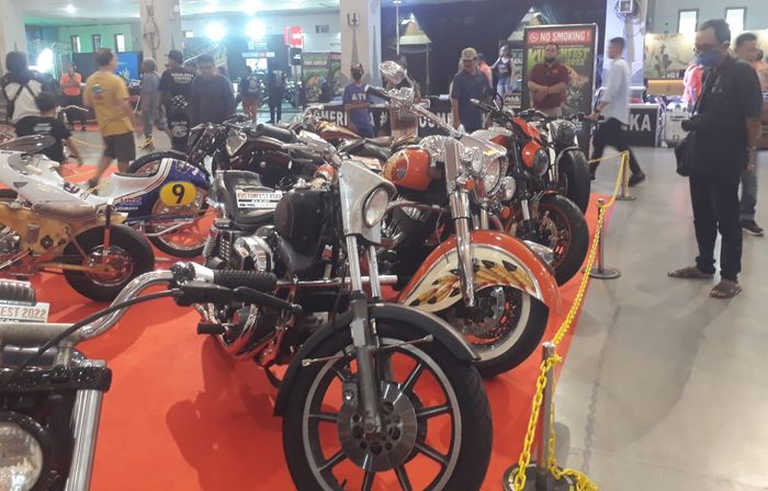 Amino pengunjung melihat motor-motor custom di Kustomfest 2022