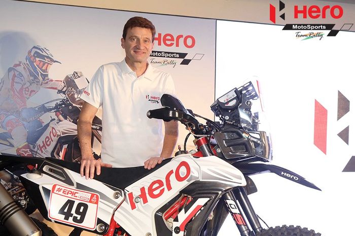 Dr. Markus Braunsperger berpose dengan Hero RR 450 baru untuk Reli Dakar 2018