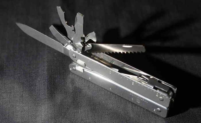 Multitools ini memiliki 38 fungsi