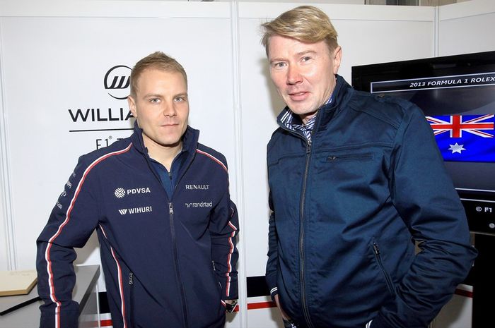 Mika Hakkinen (kanan) mendukung Valtteri Bottas ke balap F1 musim 2013 bersama tim Williams