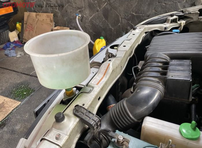 Menambah air radiator mobil jangan dicampur (foto ilustrasi)