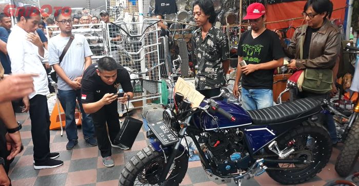 Salah satu staf Jokowi sedang mengambil foto motor Scorpio 225 milik Diki