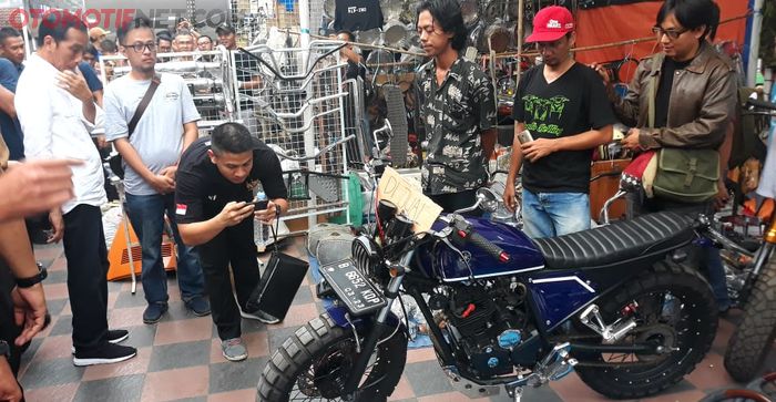 Salah satu staf Jokowi sedang mengambil foto motor Scorpio 225 milik Diki