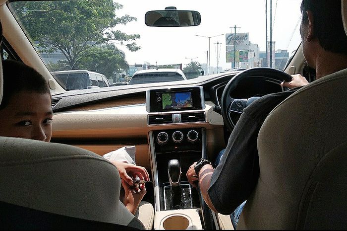 Ilustrasi mengemudi membawa anak