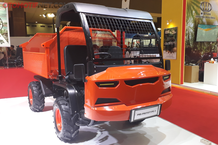 Prototype Mobil pedesaan khusus pengangkut sampah yang ditampilkan di stand pameran PT KMW (Kiat Mah
