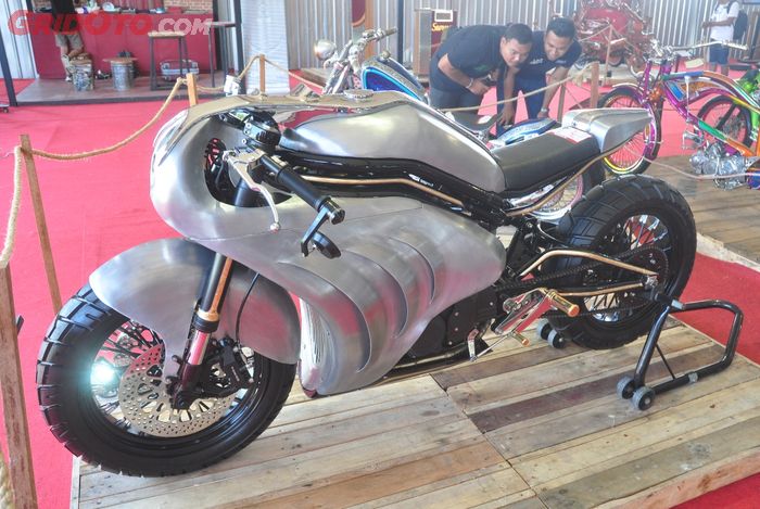 Bentuk fairing GS500 ini terinspirasi dari ikan hiu