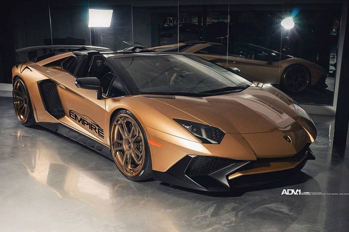 Modifikasi Lamborghini Aventador pakai kelir emas