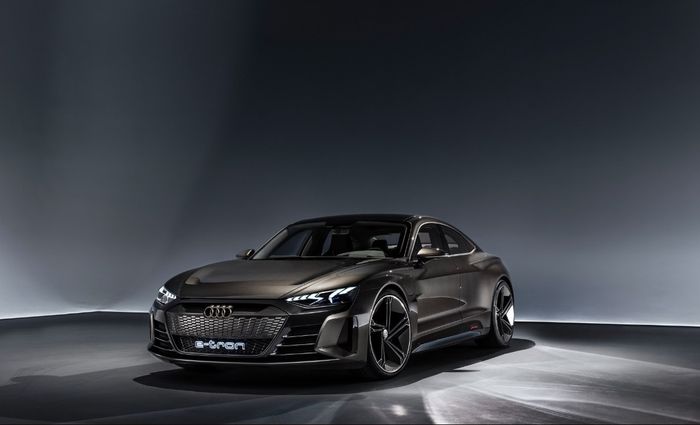 Masih berupa mobil konsep, rencananya versi massal dari Audi e-Tron GT akan dijual tahun 2021