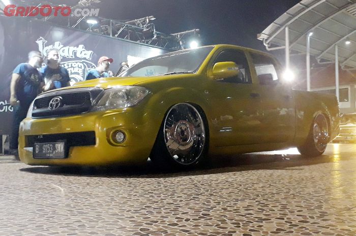 Toyota Hilux Ini Nyaris Nyium Aspal Ditambah Lagi Pakai Warna Enggak Biasa Gridoto Com