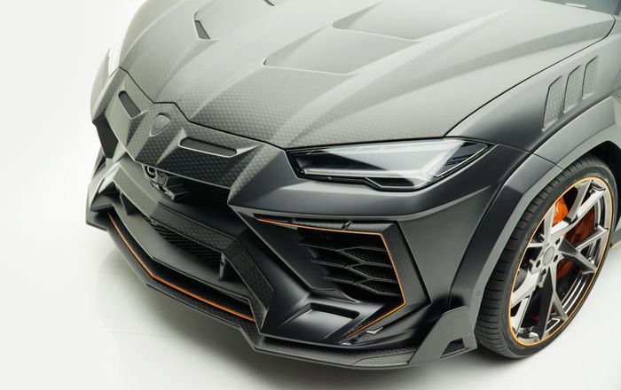 Bumper depan dibuat lebih agresif dengan air intake lebar