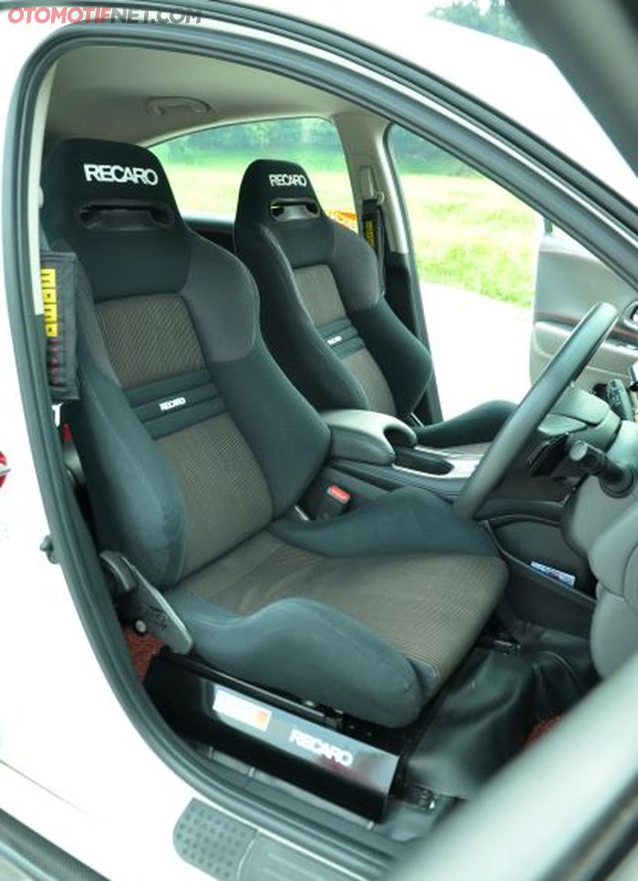 Interior pakai jok Recaro SR3 dan setir OEM Vezel