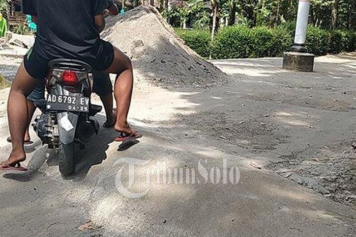 Ilustrasi Honda BeAT lewati polisi tidur di Dukuh Indopekso, Desa Lampar, Kecamatan Tamansari, Kabupaten Boyolali
