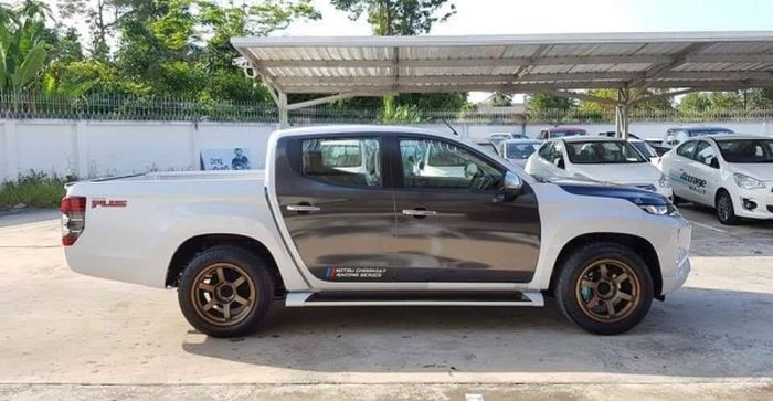 Kaki-kaki Mitsubishi Triton diubah ebih merunduk