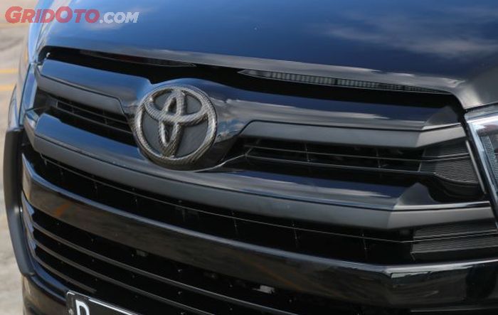 Cover panel karbon di emblem Toyota