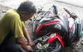 Ninja 250 Dalam Posisi Ditidurkan Saat Ditambal Ban, Apa Gak Lecet Bodinya?