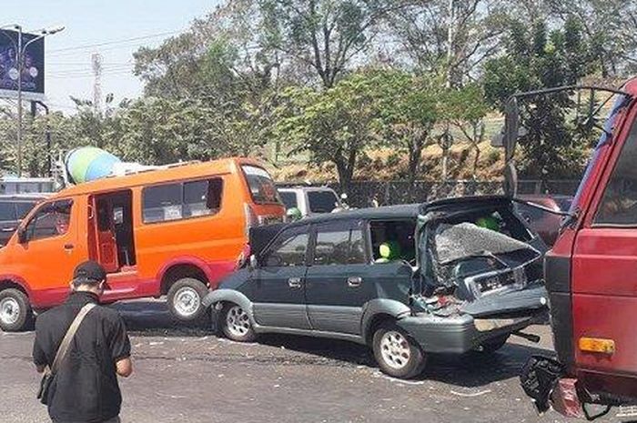 Kondisi kendaraan yang mengalami tabrakan beruntun di Simpang Hanoman, Semarang
