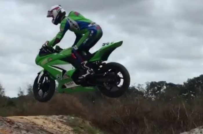 Jangan ditiru Kawasaki Ninja 250 ngetrek di sirkuit motocross