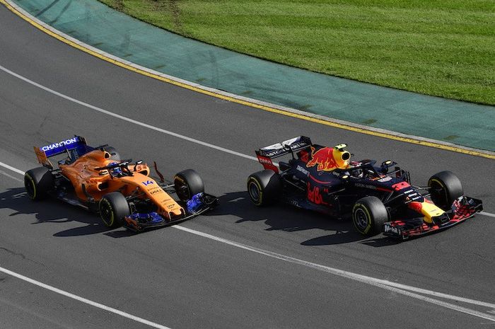 Fernando Alonso di belakang Max Verstappen di F1 Australia 2018